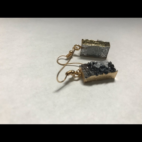 Geometric resin natural stone earring - Picture 2 of 3